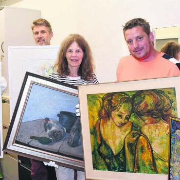 Neue Kunstreise mit vielen Ideen - Das neue Führungsduo der Kunstkommission – Robert Keller und Verena Schütz (links) – bei der Züglete der Kunstwerke, die der Gemeinde gehören. Der abtretende Präsident Hans Furter (rechts) und zwei Hilfskräfte leisteten Unterstützung. Diese Werke werden nun in einer Ausstellung gezeigt. Bild: Archiv