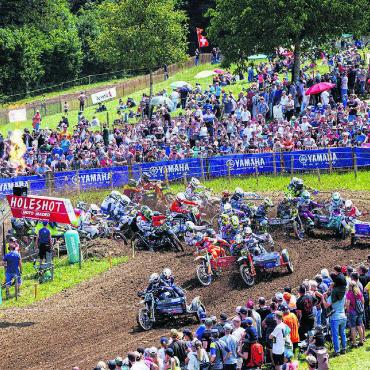 Stars, Stunts und Stimmung - Feuer beim «Holeshot». Das Seitenwagen-Rennen – eines der grossen Highlights – ist gerade gestartet.