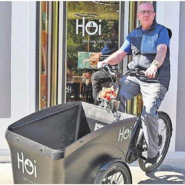 Verkehrsmittel mit Potenzial - Jürgen Meyer hat das Fahrtraining mit Bravour gemeistert und ist mit der Lieferung ins Kafi Hoi mit dem Cargo-E-Bike unterwegs. Bilder: Monica Rast