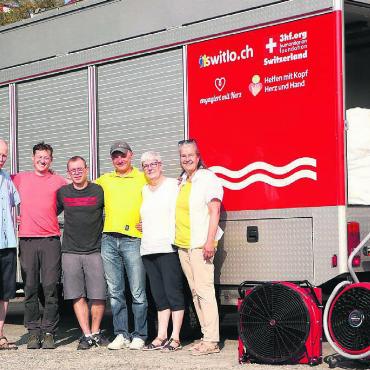 Gemeinsam geht besser - Gemeinsam haben sie das Chemiewehrauto vor dessen Reise in die Ukraine beladen (von links): Charly Regez von HmKHH, Mike Daichik, Andriy Maltsev und Roman Vovk von Switlo, Rita Regez von HmKHH und Rita Brusa von emH. Bild: zg