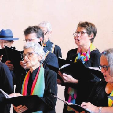 Nostalgie nach Noten mit Songria - Farbenfroh und motiviert präsentierten sich die Sängerinnen und Sänger. Bild: Albert Schumacher