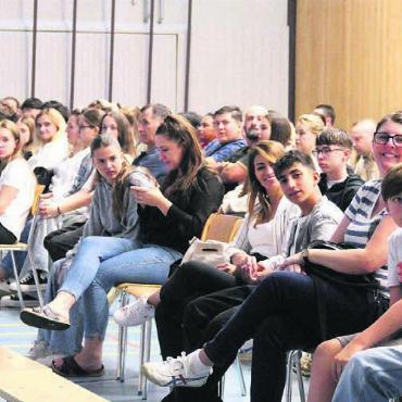 Das Abenteuer beginnt - Den Schülern und deren Eltern werden die vielen Möglichkeiten und Unterstützungsangebote zur Berufswahl erläutert. Bild: mo