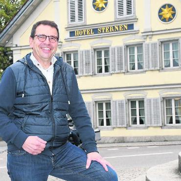 Mit Konsequenz und Respekt - Strahlend vor dem «Sternen»: Ende Oktober 2023 (Bild) feierte Matthias Jauslin noch die erfolgreiche Wiederwahl als FDP-Nationalrat. Ab sofort politisiert er in Bundesbern für die Grünliberalen. Bild: Archiv/dm