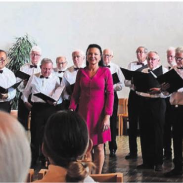 «Das Jahr für uns» - Zum Geburtstag ein Ständchen. Das gaben sich die Mitglieder des Männerchors Widen, mit ihrer Dirigentin Liuba Chuchrova, an ihrem Jubiläumskonzert gleich selber. Das Publikum genoss es. Bild: zg