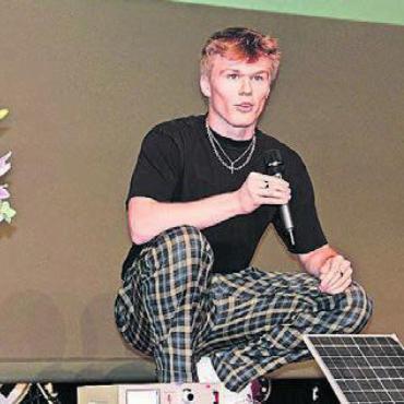 Viel Lob und Anerkennung - Nicholas Kessler erklärt die elektrostatische Reinigung eines Solarpanels.