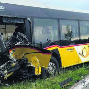 Schwerverletzt nach Unfall - Der Bus wie auch der Personenwagen wurden durch die Kollision eingedrückt. Bild: pz