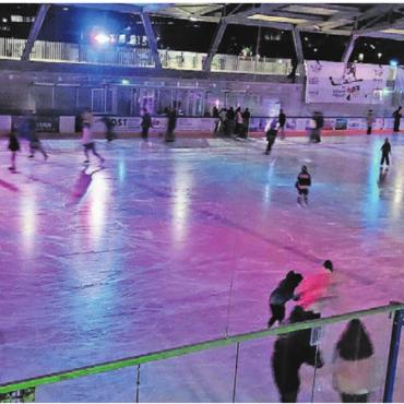 Mit Schwung zur guten Stimmung - Mit guter Musik sorgt ein DJ für den nötigen Drive auf der Eisfläche. Bild: zg