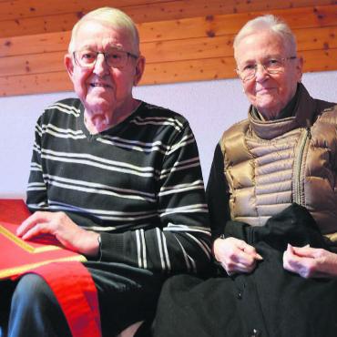 Nervös ist er noch immer - Viel Liebe für das Chlaus-Brauchtum: Roland und Lisbeth Fischer. Bilder: Annemarie Keusch / zg