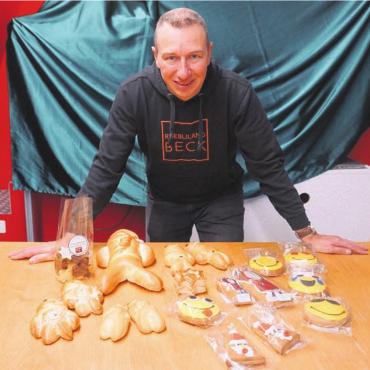 Die Weihnachtszeit geniessen mit dem «Rüebliland-Beck» - Herbst-, Advents- und Weihnachtsspezialitäten: Hans-Peter Dick präsentiert stolz seine Köstlichkeiten. Bild: rts