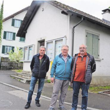 Beide Seiten sind zufrieden - Die IG Casino mit (von links) René Seiler, Thomas Moor und Rolf Seiler – hier vor dem Objekt der Diskussionen – hat mit der Beschwerde einen Teilerfolg erzielt und hofft nun, dass es endlich vorwärtsgeht. Bild: Archiv