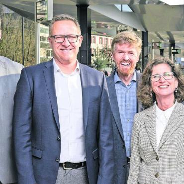 Neue Kandidaten gesucht - Das aktuelle Gemeinderatsfoto wird in der kommenden Amtsperiode eine grosse Veränderung erfahren (von links): Denise Strasser, Roland Vogt, Arsène Perroud, Thomas Burkard, Ariane Gregor und Gemeindeschreiber Christoph Weibel. Die Gemeinderäte Strasser, Burkard und Gregor treten nicht mehr an. Bild: gk