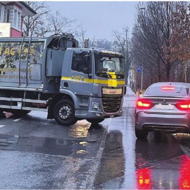 Lastwagen-Blockade gibt zu reden - Barriere und Terrorsperre, die auch eine abschreckende Wirkung erzielen soll. Die Zufahrt zum Chlausauszug ist vor dem Restaurant Leo durch den Lastwagen blockiert. Dieser Automobilist (im Bild) umfährt die Absperrung allerdings (gleich mehrfach) ohne Probleme.