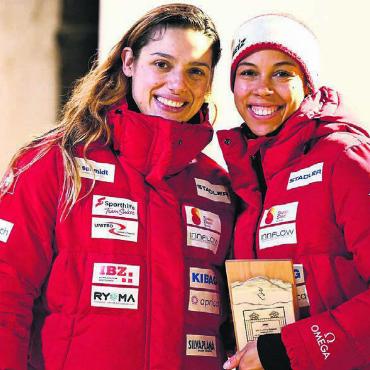 Einen Sprung nach vorne - Kann nach dem Weltcup-Wochenende gut lachen: Melanie Hasler (rechts) hat mit ihrer Anschieberin Nadja Pasternack im Zweierbob den 5. Rang in Innsbruck geholt. Im Monobob gab es ebenfalls den 5. Platz für die Berikerin. Bilder: IBSF