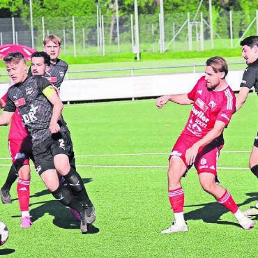 «Gegner war cleverer» - Oft war der Gegner aus Köniz (in Schwarz) einen Schritt schneller als die Akteure des FC Muri. Bild: pf