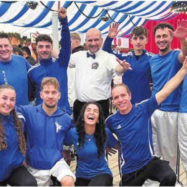Fäuste fliegen im Festzelt - Die Wohler Delegation am Herbstfest in Erding, Deutschland. Bild: zg