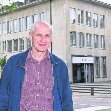 Ein Leben für die Lieblingsbank - Ewige Treue ein Berufsleben lang: Thomas Huber und die UBS – vor dem neuen Hauptsitz in Wohlen – haben zusammen eine spezielle Erfolgsgeschichte geschrieben. Bild: Daniel Marti