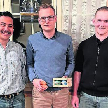 Jungbürger informieren - Referent Yves Blülle erhält Honig aus Fischbach-Göslikon von Daniel Stierli (rechts) und Cervelats aus Niederwil von Yanik Nyffeler. Bild: zg