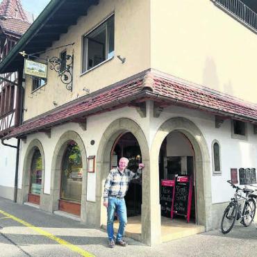Mehr als nur Verkauf von Fleisch - Ernst Köpfli vor dem Eingang der Metzgerei Köpfli. Das Geschäft ist genau so alt wie er. Und hat in den vergangenen Jahren sein Aussehen nach und nach verändert.