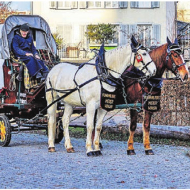Mit dem Märlitram ins Märlischloss - Fuhrhalter Meier bringt mit seinem Märlitram die grossen und kleinen Zuhörer zum Märchenschloss. Bild: hus