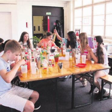 Ausleben erwünscht - Fleissig werden die verschiedenen Mocktails gemixt. Und anschliessend natürlich auch probiert.