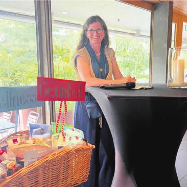 Krönender Abschluss - Die zuständige Gemeinderätin Ariane Gregor mit dem Korb voller «Glück, Wellness, Gesundheit». Die Geschenke wurden an diesem Abend verlost.