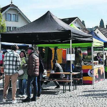 Hier trifft man sich - Milde Temperaturen und frische, regionale Produkte locken zahlreiche Besucher an den ersten Wochenmarkt. Bild: mo