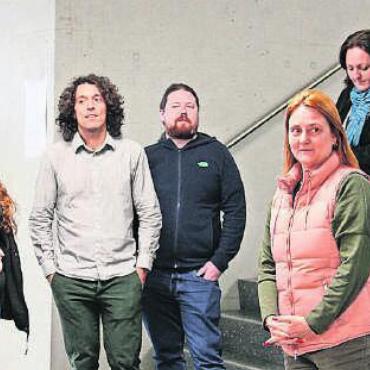 Kollegialer Austausch - Schulleiterin Barbara Holliger führt eine Gruppe Lehrpersonen aus Curitiba durch das neue Primarschulhaus Halde. Bild: mo