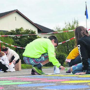 Farbe auf dem Schulareal - Das neue «Twister»-Spielfeld auf dem oberen Pausenplatz.