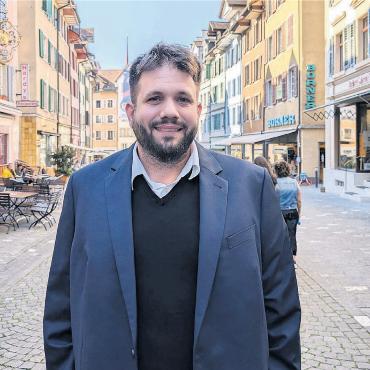 «Unser Verkehrsproblem lösen» - Der in Bergdietikon aufgewachsene Claudio Müller fühlt sich mittlerweile ganz und gar in Bremgarten heimisch. Das Städtli soll mit Mittelpunkt seines politischen Wirkens bleiben, auch wenn er in den Grossen Rat gewählt werden sollte. Bild: Marco Huwyler