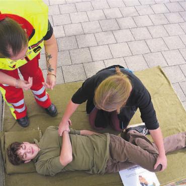 Mitmachen erwünscht - Die Sanität weist an, wie man jemanden in die stabile Seitenlage befördert.