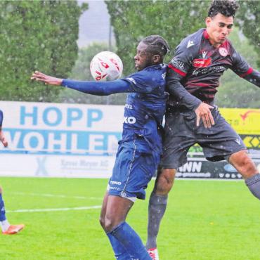 Bei Weitem nicht bei 100 Prozent - Nathan Kisisa (links) in der Regenschlacht gegen Dietikon. Er trifft zwar zum 1:0, verpasst aber auch einige Chancen. Bild: Josip Lasic