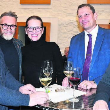 «Für ein starkes Wohlen» - Von den anderen Parteipräsidien schaute einzig Laura Pascolin (SP) bei der SVP vorbei. Und sie fühlte sich wohl bei der Volkspartei (v. l.): Roland Büchi (Präsident), Renato Hübscher (Einwohnerrat), Laura Pascolin, Gemeindeammann Roland Vogt und Einwohnerrat Manfred Breitschmid. Bilder: Daniel Marti