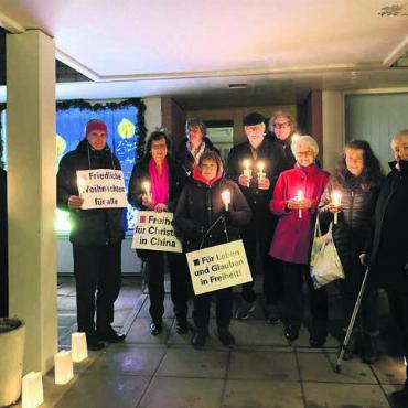 Halbe Stunde für verfolgte Gläubige - Still, aber sichtbar: Die Teilnehmenden standen eine halbe Stunde vor der reformierten Kirche in Villmergen für verfolgte Glaubensgeschwister ein. Bild: zg
