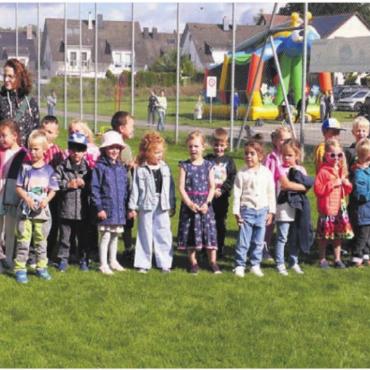 Dorfgemeinschaft feierte - Mit frohen Gesängen der Kindergärtler wurden die Festivitäten eröffnet. Bild: tre