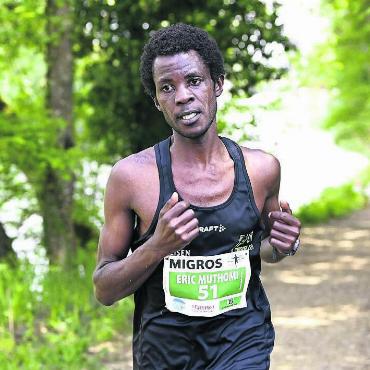 Der Blitz aus Berikon - Eric Muthomi am Aargauer Volkslauf, den er gewonnen hat. Das Trikot der LA Mutschellen trägt er voller Stolz. «Das war ihm von Anfang an sehr wichtig und freut uns enorm», sagt Ralph Huggel, Hauptleiter des Vereins. Bild: Alexander Wagner