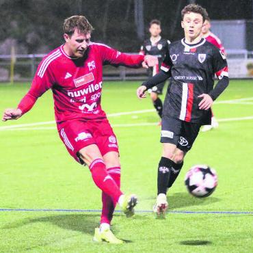 Pleiten, Pech und Pannen - Jennys Hügi (links) im Testspiel gegen Aarau. Er ist einer der Akteure, die den FC Muri verlassen werden. Der Testkick gegen den Challenge-League-Club, in dem es um nichts ging, war ironischerweise einer der besseren Auftritte der Murianer. Bild: Archiv/jl