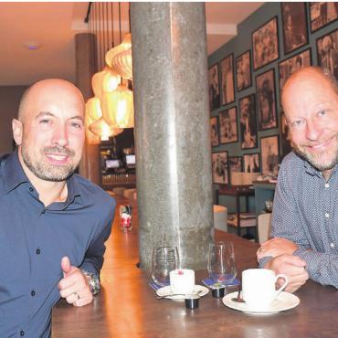 Doch noch ein Happy End - Doch noch 3000 Franken für die Gemeinde Blatten: Fabrice Müller (links), Präsident des Handwerker- und Gewerbevereins Wohlen, und Dennis Andermatt schauten dafür, dass ein schöner Betrag zusammengekommen ist. Bild: dm