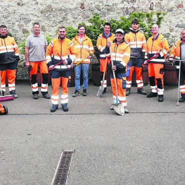 Die helfenden Hände der Stadt - Die zwölf Saubermänner (v. l.): Othmar Hausherr, Stefan Keller, Stefan Stöckli, Manfred Blum, Fabian Glauser, Oliver Burgunder, Stefan Gratwohl, Michael Huwyler, Loris Wildi, Claude Bourquin, Hanspeter Stöckli, Marco Russenberger. Bild: rts