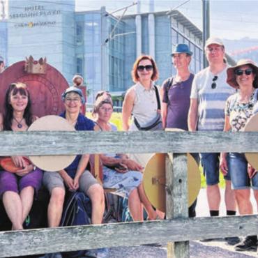 Natur mit allen Sinnen geniessen - Kurze Pause für ein Gruppenfoto: der Chor Quersang auf seiner Sommerreise. Bild: zg