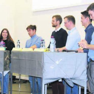 Die Zukunft der Landesverteidigung - Die Vertreter der sechs Jungparteien diskutierten in der Aula der Bezirksschule Wohlen über die Zukunft der Armee.