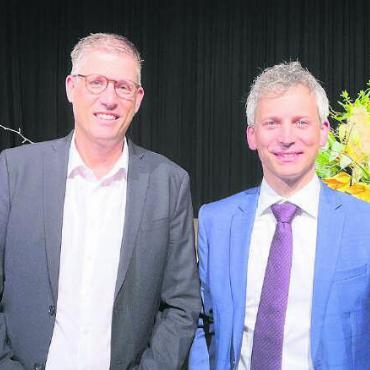 Meilenstein in der Bildungsbiografie - Guido McCombie (links) hielt die tiefsinnige und humorvolle Festrede, Kanti-Rektor Matthias Angst gratulierte zum gewählten Ausbildungsweg.