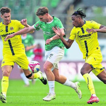 Den Bubentraum erfüllt - Der letzte Test der St. Galler war am Dienstag gegen Villarreal (2:2). Alessandro Vogt (Mitte) setzt sich gegen Juan Marcos Foyth und Jean Yves Valou von Villarreal durch. Bild: Freshfocus