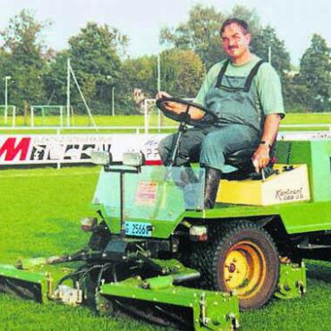 Wahre Liebe - Seit Jahrzehnten leistet «Shorty» Heller wichtige Arbeit beim FC Muri. Bild: zg