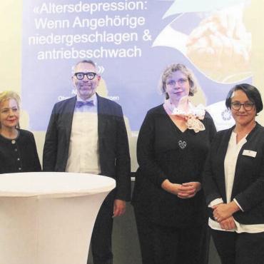 «Niemand ist gefeit davor» - Sie führten durch den spannenden Abend (von links): Walter Cassina, Leiter Alterszentrum Obere Mühle; Christine Kaspar Frei, Geschäftsleiterin Spitex Freiamt; Samer Schleusener, Facharzt für Psychiatrie PDAG; Sonja Nauer, Rotes Kreuz; Brankica Dubravac, Pflegeleitung Obere Mühle; Markus Zwicky, Präsident Verein Equilibrium. Bild: Patrick Fischer