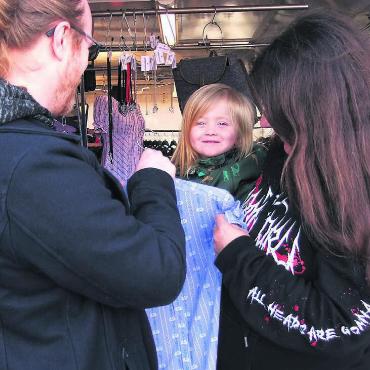 Toller Einstieg in die Marktsaison - Auch dieser junge Marktbesucher ist angetan von Stimmung und Angebot am Bremgarter Ostermarkt. Bilder: Bernadette Oswald