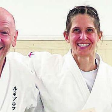 Meilenstein im Movimento Wohlen - Lea Noseda (Mitte) präsentiert glücklich ihr Diplom. Neben ihr sind René Burch (links) und David Wernli, die sie auf ihrem Weg zur Prüfung unterstützt haben. Bild: zg