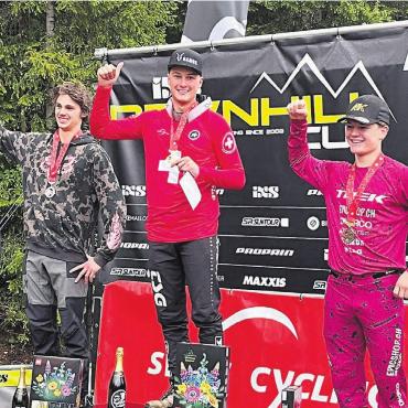 Huter verteidigt Titel - Mike Huter (Mitte) verteidigt seinen Titel in der U19-Kategorie und holt seine dritte Schweizer Meisterschaft in Serie. Bild: zg