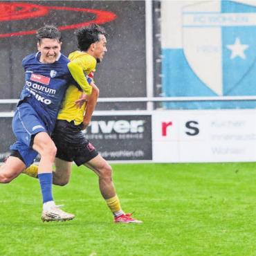 Spiel der vergebenen Chancen - Javi Gabathuler (links) und der FC Wohlen taten sich 
schon vor einer Woche gegen Delémont schwer 
mit dem Toreschiessen. Jetzt hat auch auswärts gegen Courtételle die Effizienz gefehlt. 
Bild: Archiv/jl