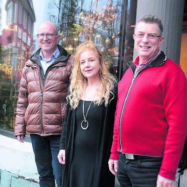 Noch näher zu den Menschen - Der Chappelehof wird ab Juni Standort der Spitex Freiamt. Spitex-Präsident Pascal Gregor, Leiterin Christine Kaspar Frei und Chappelehof-Präsident Paul Huwiler (von links) haben letzte Woche den Mietvertrag unterzeichnet. Bild: Chregi Hansen