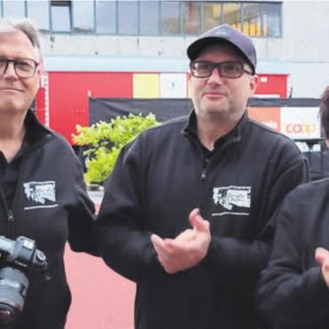 Das grosse Wiedersehen - Die Kinobetreiber Pitsch (links) und Irene Bachmann mit ihrem Sohn Mischi, der wie alle in der Familie seit Jahren hinter den Kulissen mithilft. Bild: chh